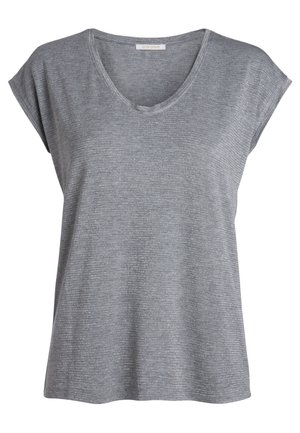 Camiseta gris de cuello en V con mangas cortas y enrolladas. Fabricada en un suave tejido texturizado con rayas sutiles. Corte suelto y relajado.