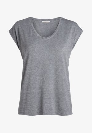 Camiseta gris de cuello en V con mangas cortas y enrolladas. Fabricada en un suave tejido texturizado con rayas sutiles. Corte suelto y relajado.