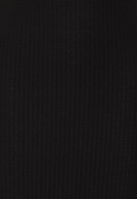 Svart ribbat tyg med vertikala ränder. Slät textur med subtil lyster, som visar små variationer i svarta nyanser.