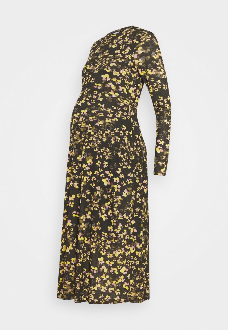 Robe de maternité en tissu noir avec un motif floral de fleurs roses et jaunes, dotée de manches longues et d'un design ajusté.