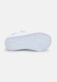 Weiße Sneaker-Sohle mit diamant- und sechseckigem Profil, kleines kreisförmiges Logo nahe der Ferse, präsentiert vor einem schlichten weißen Hintergrund.