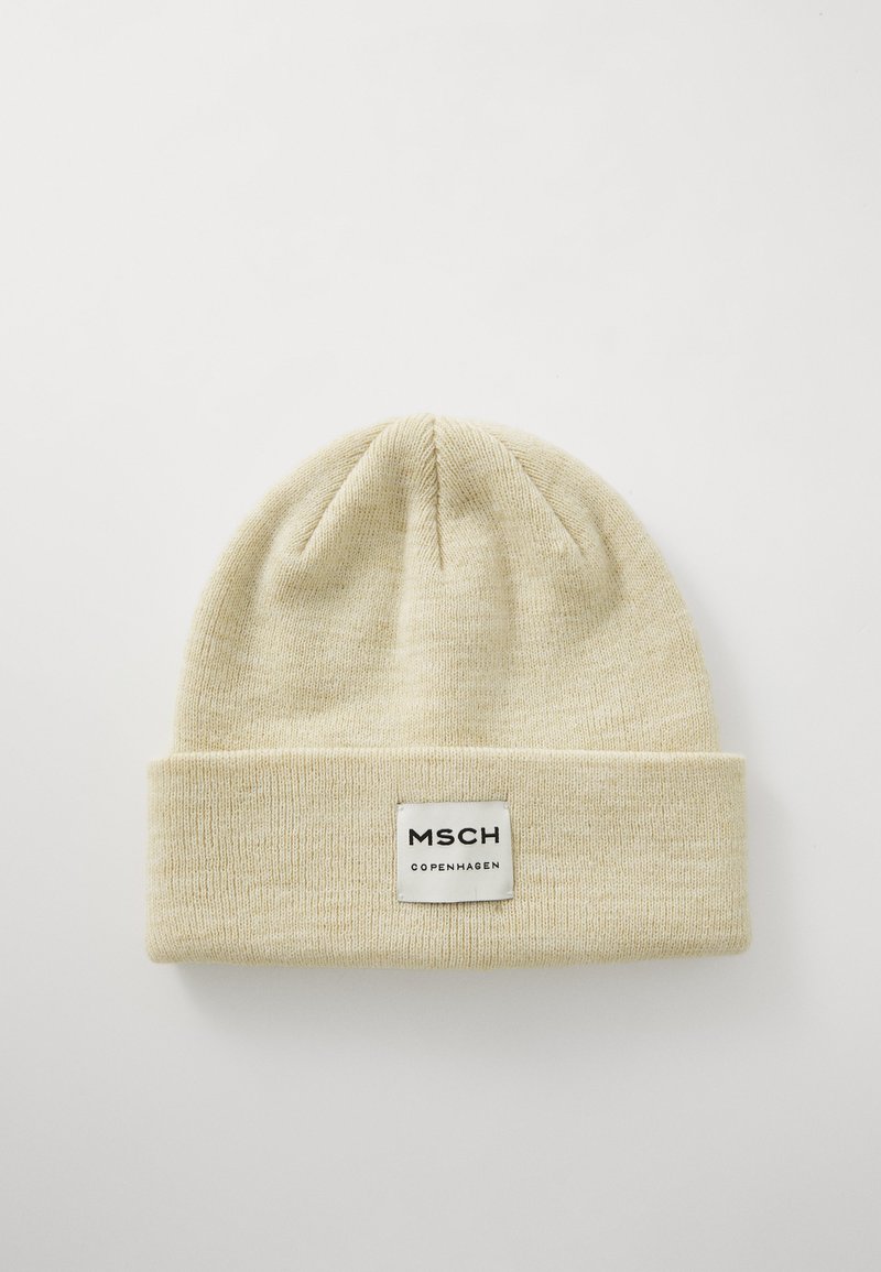 Strikket hue i lys beige med opfoldet design. Har et rektangulært mærke med "MSCH COPENHAGEN" i sort skrift. Blød tekstur.