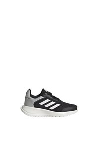 Scarpa atletica nera con tomaia in rete, dettagli argento e tre strisce bianche. Caratterizzata da una suola ammortizzata e un design con lacci per una vestibilità sicura.