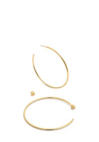 Pendientes de aro de oro con un acabado liso y brillante, que presentan una forma circular delgada. Incluyen un pequeño componente de respaldo cilíndrico.