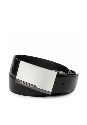 Zwarte leren riem met een zilver metalen gesp met een geborstelde afwerking en de tekst "LANCASTER PARIS" gegraveerd. Soepele textuur en strakke ontwerp.