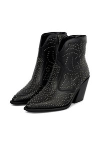 Botas de cuero negro hasta el tobillo con punta afilada, decoradas con tachuelas plateadas en un patrón decorativo y un tacón cuadrado para mayor altura.