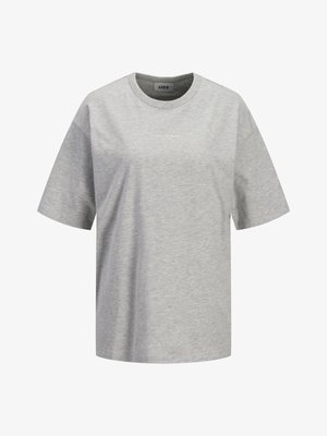 Szürke pamut póló rövid ujjakkal, kerek nyakkivágással és egy kicsi fehér logó felirattal "JJXX STUDIO" az elején, sima textúrával.