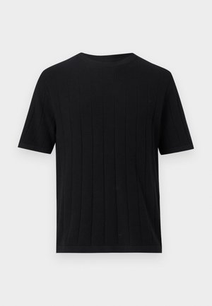 Melnas, īsām piedurknēm adīta T-krekla ar vertikālu ribjveida rakstu un apaļu kakla izgriezumu uz vienkrāsaina gaiša fona.