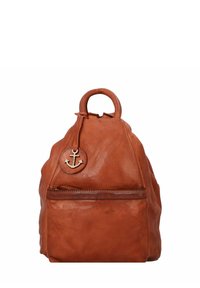 Sac à dos en cuir marron de forme arrondie, avec une poche zippée à l'avant, une poignée sur le dessus et un charm décoratif en forme d'ancre.