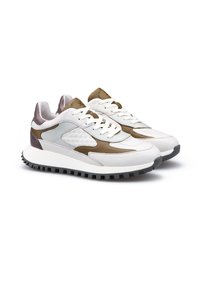 Weiße und braune Ledersneaker mit einer strukturierten Seitenpartie, einer klobigen weißen Zwischensohle und einer schwarzen Gummiaußensohle. Mit flachen Schnürsenkeln.