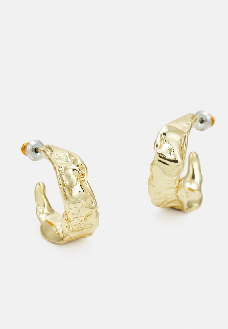 Damen Halsketten | Pilgrim ELARA ORGANIC SHAPED HOOP EARRINGS Ohrringe gold-coloured/goldfarben - ZU06666 Damen Halsketten | Pilgrim ELARA ORGANIC SHAPED HOOP EARRINGS Ohrringe gold-coloured/goldfarben - ZU06666