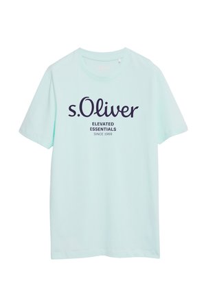 Jasnoniebieska koszulka z krótkim rękawem z nadrukiem "s.Oliver Elevated Essentials Since 1969" w ciemnoniebieskim kolorze na środku przodu.