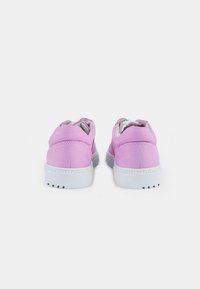 Rózsaszín velúr cipők sima felülettel. Kerek orrú, fehér gumitalpú, texturált tapadással. Bekapcsolás nélküli, slip-on kialakítás.