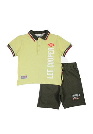 Polo jaune à manches courtes avec col vert et logo Lee Cooper, accompagné d'un short à taille élastique vert foncé avec la même marque.
