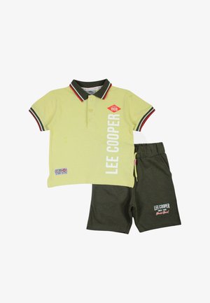 Polo jaune à manches courtes avec col vert et logo Lee Cooper, accompagné d'un short à taille élastique vert foncé avec la même marque.