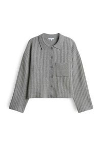 Cardigan en maille côtelée grise avec manches longues, fermeture à boutons sur le devant, col pointu et une poche poitrine unique sur le côté gauche.