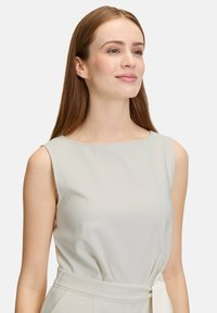 Top grigio chiaro senza maniche con scollo rotondo, texture liscia e cintura in vita. Design semplice ed elegante senza motivi o dettagli.