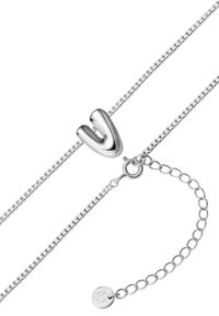 Sidabrinė grandinėlė su U formos pakabuku, lygaus paviršiaus, su vėžlio sagtimi. Turi reguliuojamą grandinėlę ir etiketę.