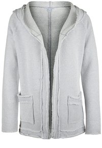 Lys grå cardigan med en tekstureret stof, åben front og to frontlommer. Har en hætte og flosset kant for et afslappet look.