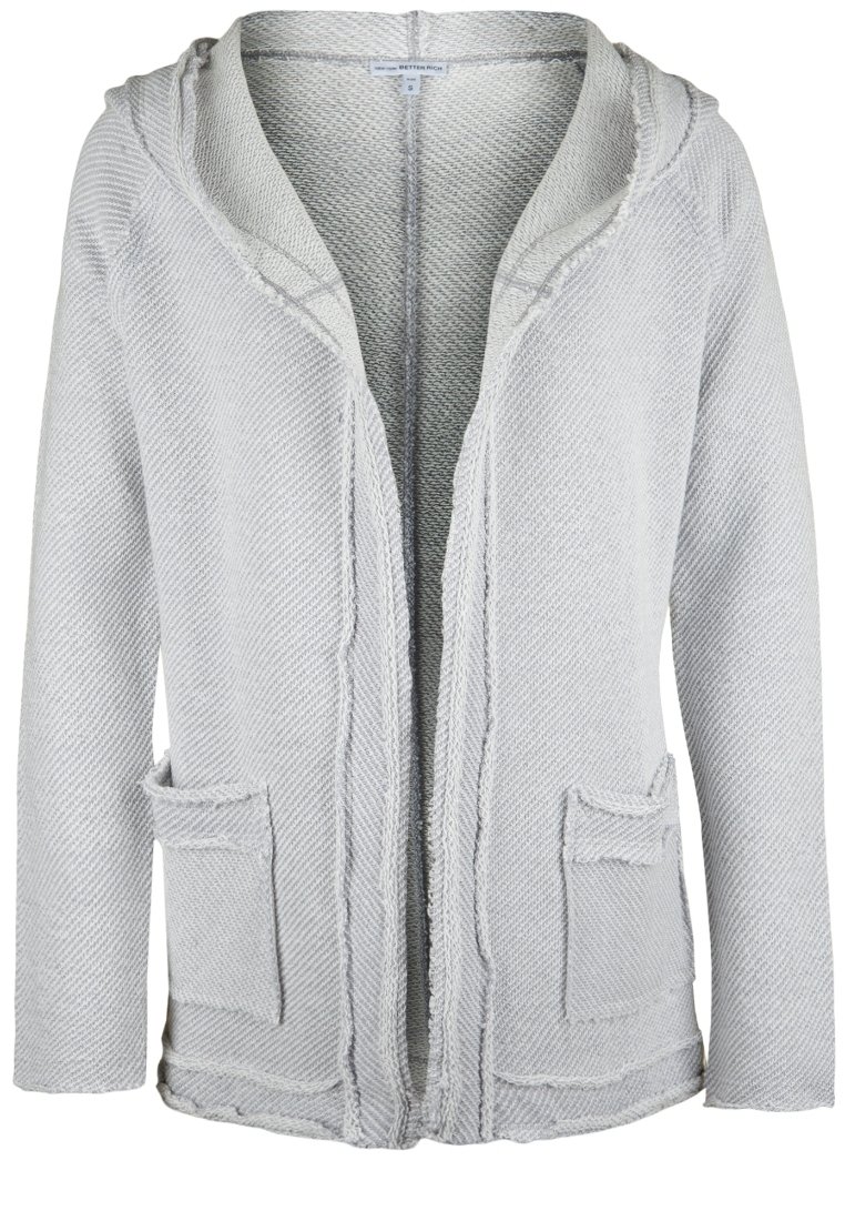 Lys grå cardigan med en tekstureret stof, åben front og to frontlommer. Har en hætte og flosset kant for et afslappet look.