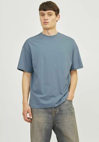 Jack & Jones JJEBRADLEY TEE O NECK - Basic T-shirt - goblin blue