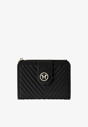 Crna kožna novčanica s uzorkom chevron, s zlatnim logotipom sprijeda i zatvaranjem na zip na vrhu. Kompaktni i strukturni dizajn.