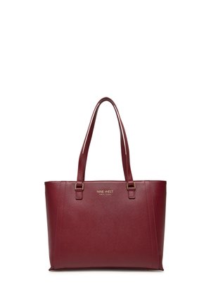 Mørkerød lædertaske med to håndtag og guld Nine West New York-logo centreret foran