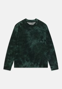 Langærmet t-shirt med rund hals i mørkegrøn med tie-dye mønster. Fremstillet af blødt stof, med et simpelt logo på brystet.