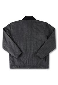 Chaqueta de hombre en gris oscuro con un acabado texturizado, cuello extendido, mangas largas y detalles de botones en el dobladillo inferior.