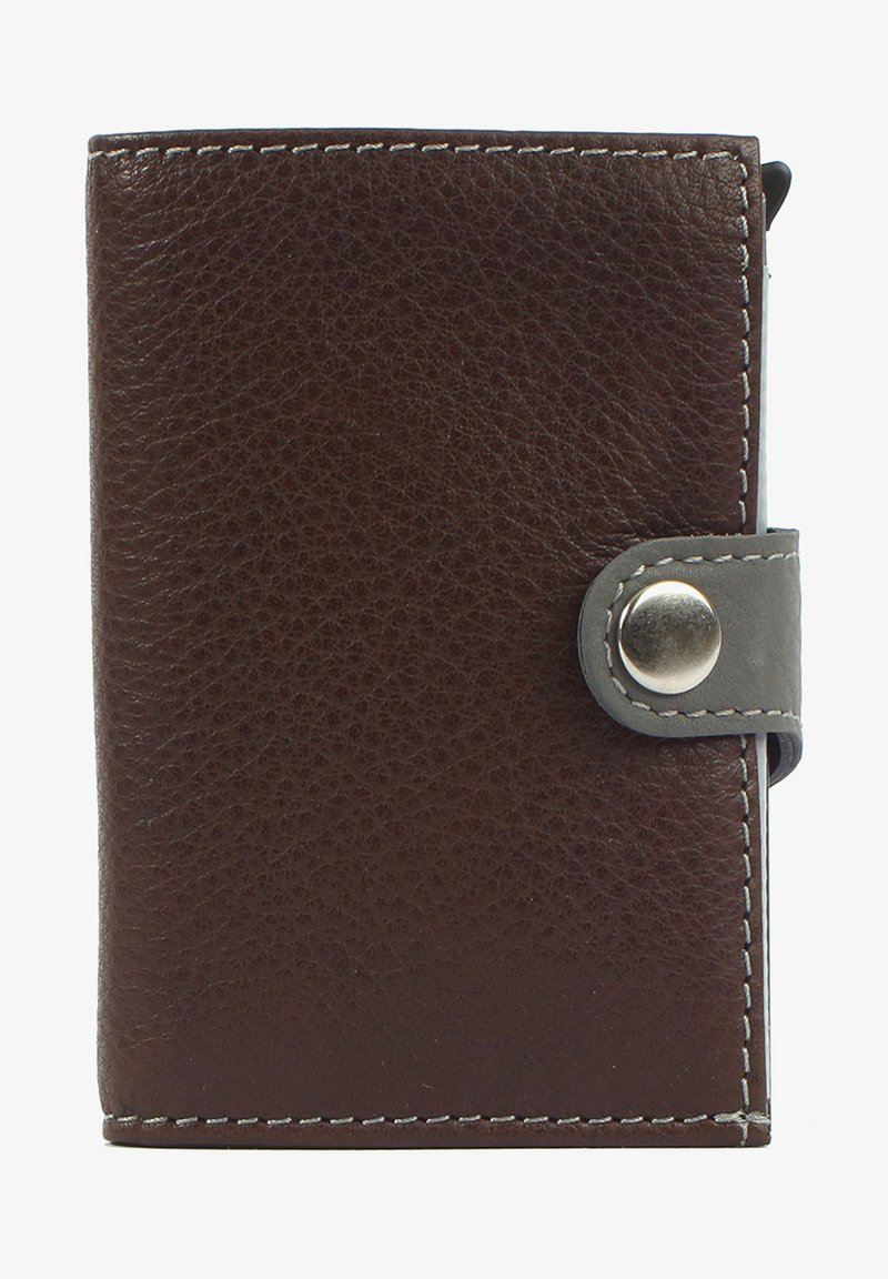 Portafoglio in pelle marrone con superficie texture, chiusura a scatto grigia e cuciture bianche a contrasto lungo i bordi. Forma rettangolare compatta.