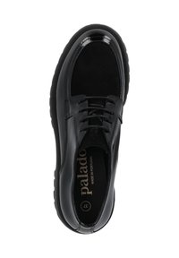 Scarpa in pelle nera con finitura lucida, punta rotonda, design con lacci, colletto imbottito e suola in gomma testurizzata. Scritta "Palado" all'interno.