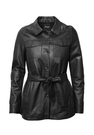 Schwarze Lederjacke mit langen Ärmeln, vorderem Knopfverschluss, zwei Brusttaschen und einem gebundenen Taillengürtel. Glatte Textur und taillierte Passform.