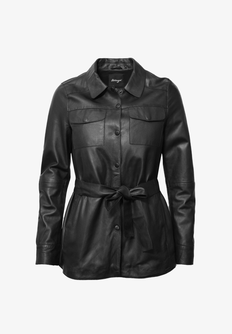 Schwarze Lederjacke mit langen Ärmeln, vorderem Knopfverschluss, zwei Brusttaschen und einem gebundenen Taillengürtel. Glatte Textur und taillierte Passform.