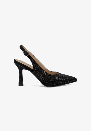 Zwarte slingback pump met een gestructureerd oppervlak met een ruitpatroon, puntige neus en een blokhak. Inclusief verstelbare enkelband.