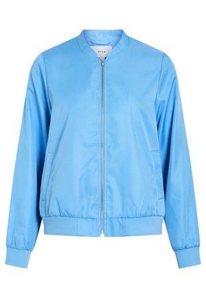 Chaqueta bomber azul claro hecha de tela suave, con cierre frontal de cremallera, puños acanalados y dobladillo fruncido. Sin patrones ni gráficos visibles.