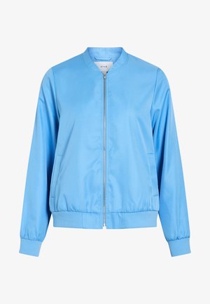 Hele sinine bomber-jakk, mis on tehtud siledast kangast, varustatud eest tõmblukuga, soonikkoes varrukate ja kogutud äärega. Polnud nähtavaid mustreid ega graafikat.