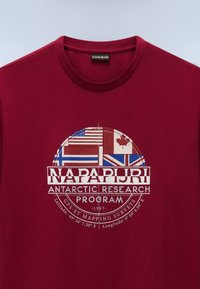 Bordová bavlněná tričko s kulatým grafikou s vlajkami (USA, Kanada, Velká Británie, Finsko) a textem "Napapijri Antarktický výzkumný program".