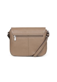 Borsa a tracolla in pelle marrone con pattina ripiegabile, tasca frontale con zip e tracolla regolabile; texture liscia con dettagli di cucitura sottili.