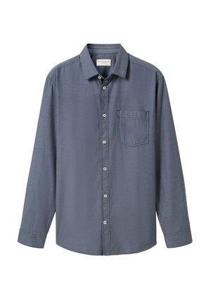 Sötétkék, gombos, hosszú ujjú férfi ing finom mintával és zsebbel a mellrészén, fehér háttéren bemutatva.