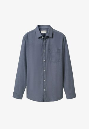 Sötétkék, gombos, hosszú ujjú férfi ing finom mintával és zsebbel a mellrészén, fehér háttéren bemutatva.