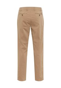 Chino beige con vestibilità dritta, realizzati in un morbido tessuto di cotone, con due tasche posteriori a filetto e dettagli di cucitura sottili.