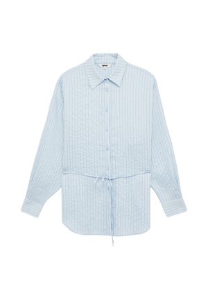 Lyseblå skjorte med lange ærmer, knapper foran, tynde lodrette hvide og marineblå striber samt bindebånd foran i taljen.