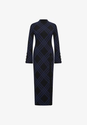 Robe tricotée noire et marine avec un motif géométrique, un col montant, des manches longues et des accents de boutons sur le côté.