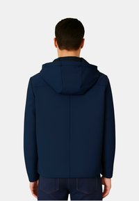 Giacca blu navy con cappuccio, realizzata in tessuto morbido e liscio. Presenta un design semplice, cuciture visibili e un taglio dritto all'orlo.