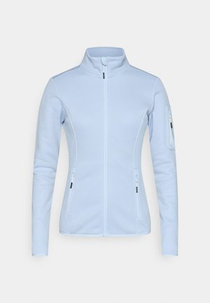Chaqueta azul claro con cremallera, diseño texturizado, cuello alto, dos bolsillos frontales y un bolsillo adicional con cremallera en el brazo izquierdo.
