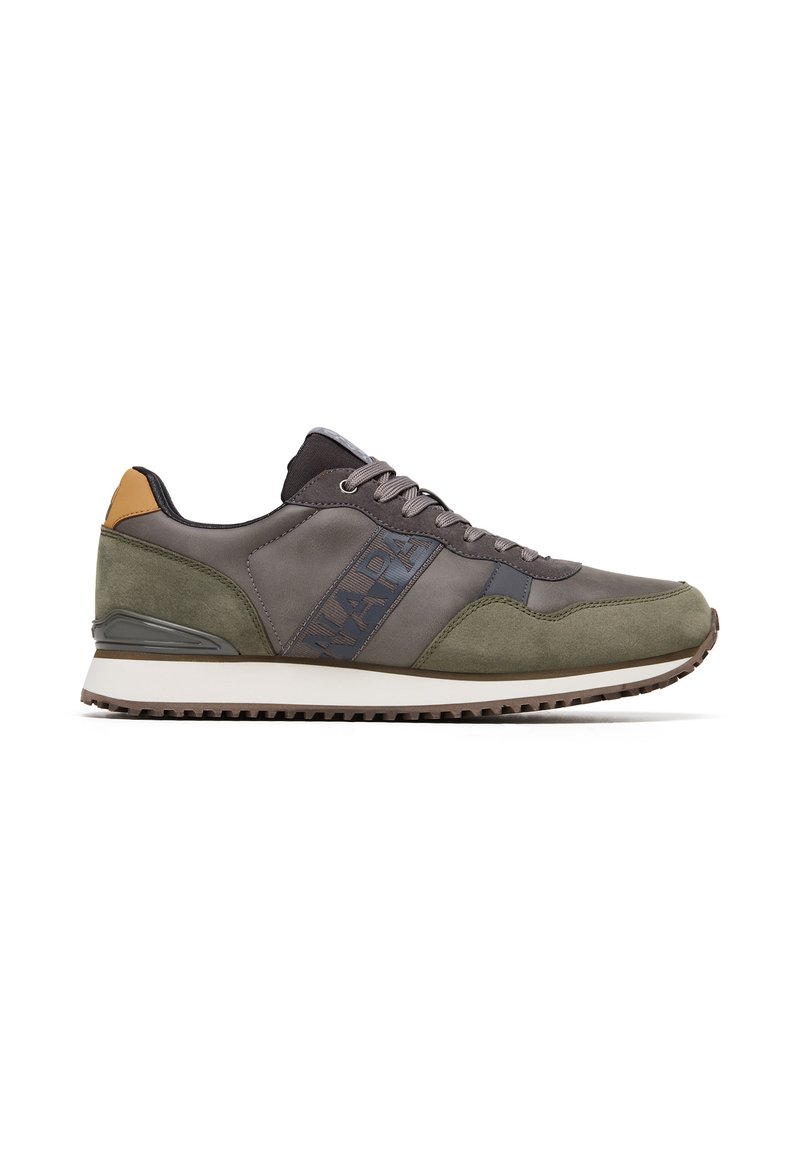 Ciemnooliwkowe sneakersy z szarymi akcentami, z teksturowaną cholewką ze skóry zamszowej i skórzanej, białą podeszwą środkową oraz sznurowanym zapięciem.