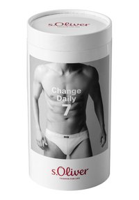 Weiße zylindrische Verpackung für s.Oliver Unterwäsche, mit einem Modell, das weiße Slips trägt. Schwarz-weißes Design mit dem Text "Change Daily 7".