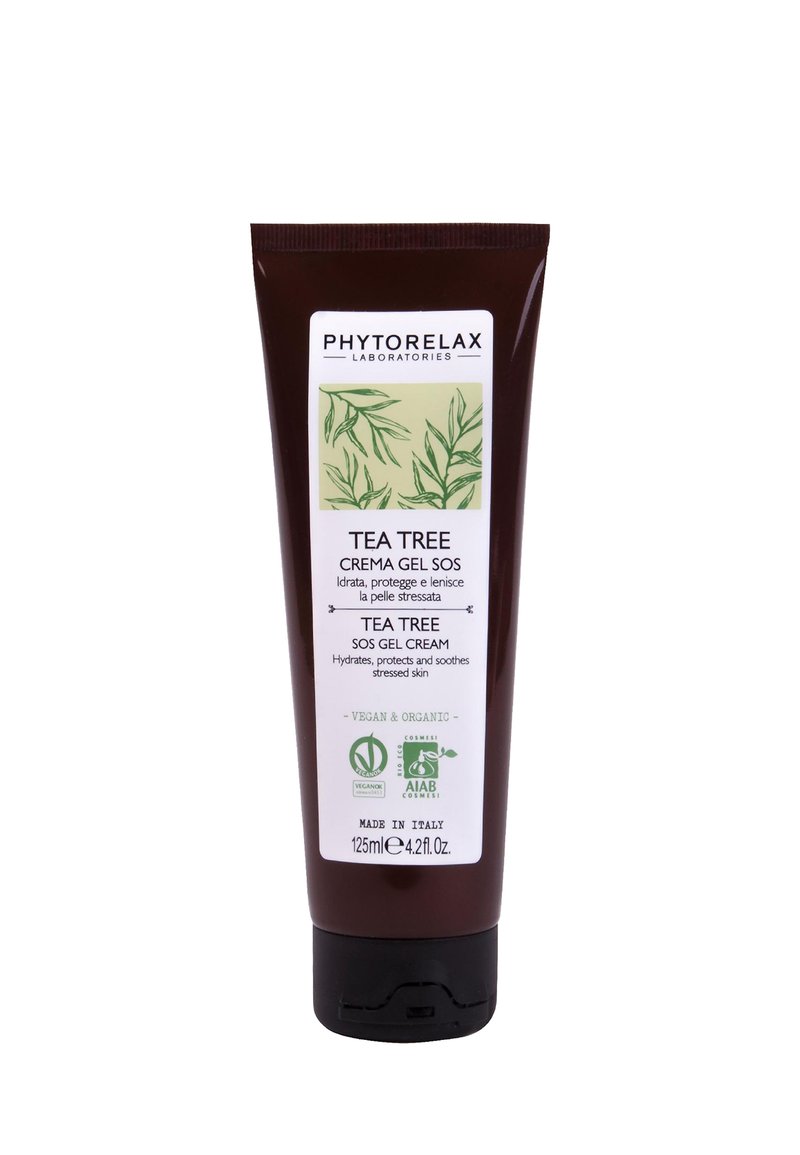 Brun tub av Phytorelax Tea Tree gelkräm har en grön etikett med bladmönster som anger "fuktar, skyddar och lugnar stressad hud."