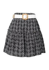 Falda negra con bordado floral blanco, con un diseño en capas y un cinturón tejido blanco con una hebilla circular beige.