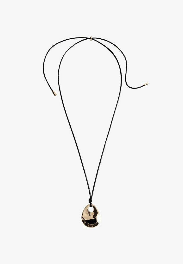 Čierny šnúrkový náhrdelník s veľkým, lešteným zlatým kovovým príveskom nepravidelného tvaru a malou dierkou na zapínanie.